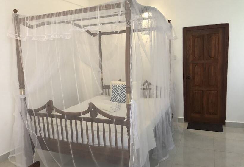 Отель The Retreat