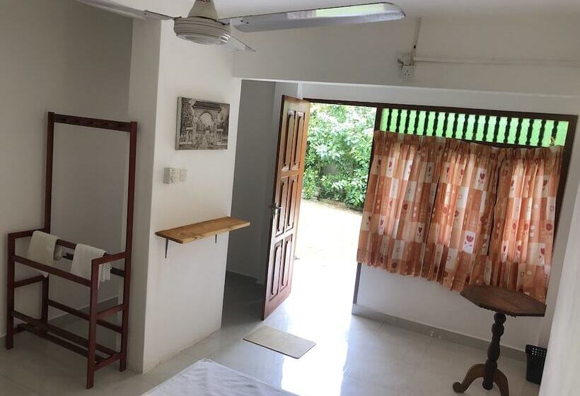 Отель The Retreat