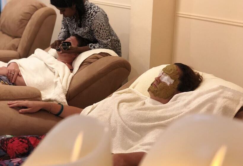 Отель The Retreat