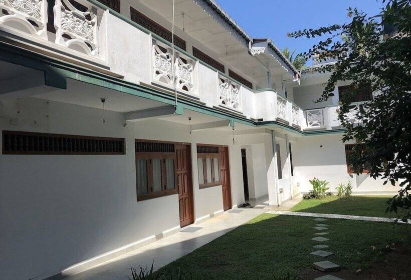 Отель The Retreat