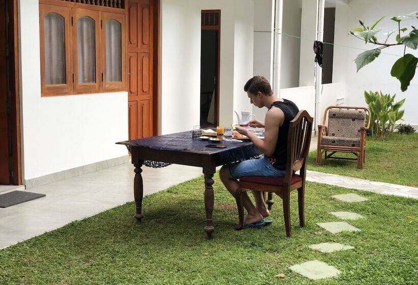 Отель The Retreat