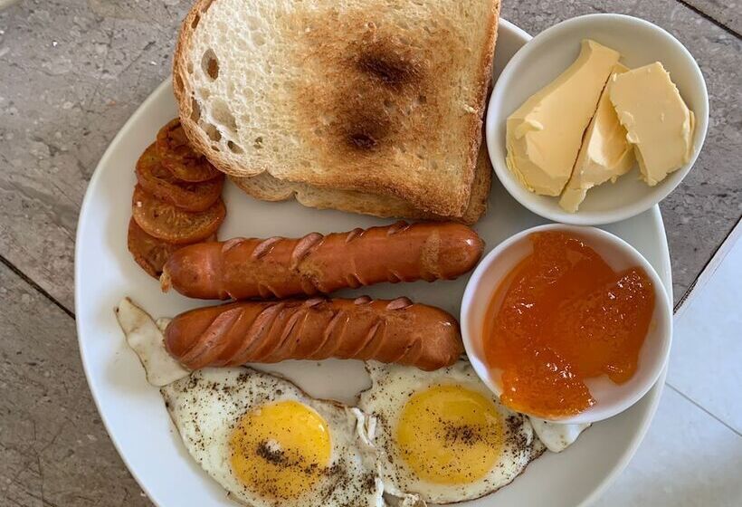 Отель The Retreat