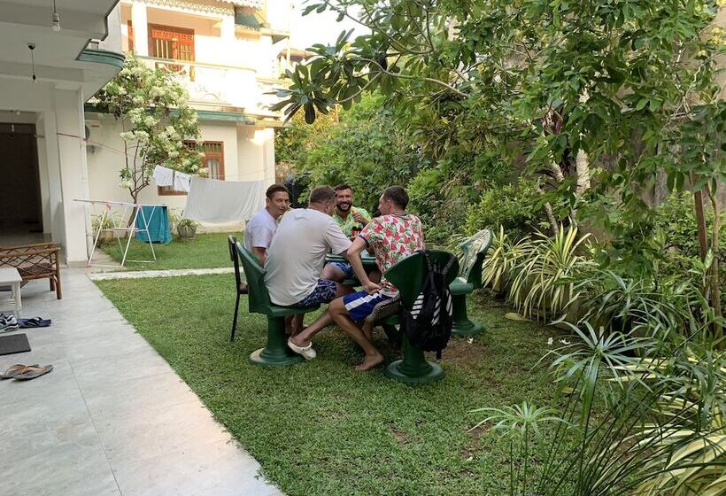 Отель The Retreat