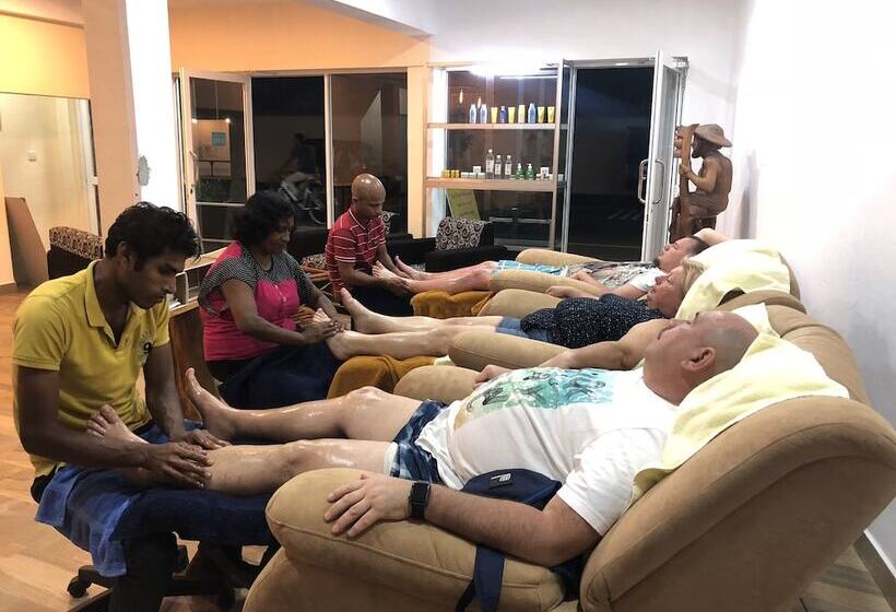 Отель The Retreat