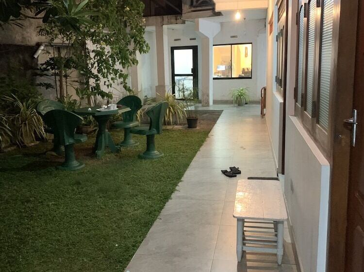 Отель The Retreat