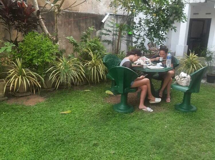 Отель The Retreat