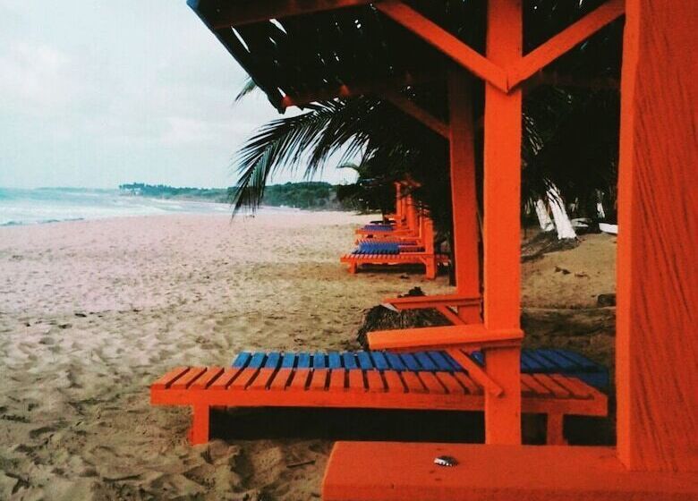 Отель Tills Beach