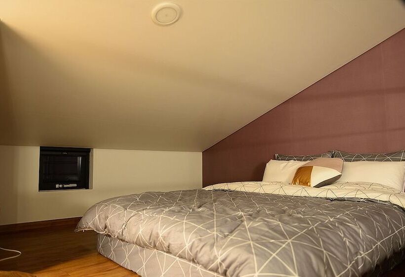 Отель Jeju Clair De Lune Pension