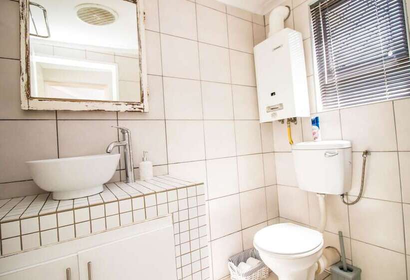 هتل Little Rose Guesthouse & Self Catering