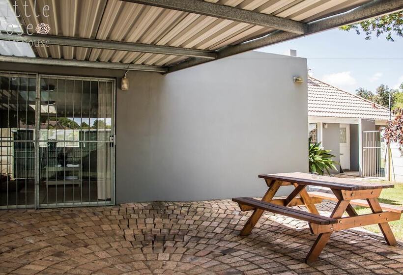 هتل Little Rose Guesthouse & Self Catering