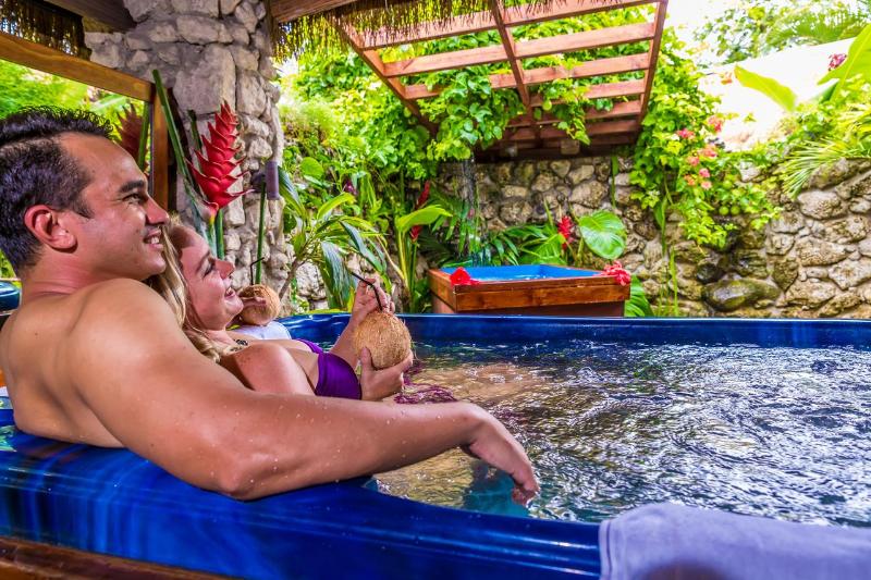 هتل Crown Beach Resort & Spa