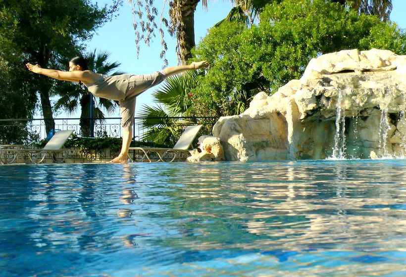 호텔 Latchi Family Resort