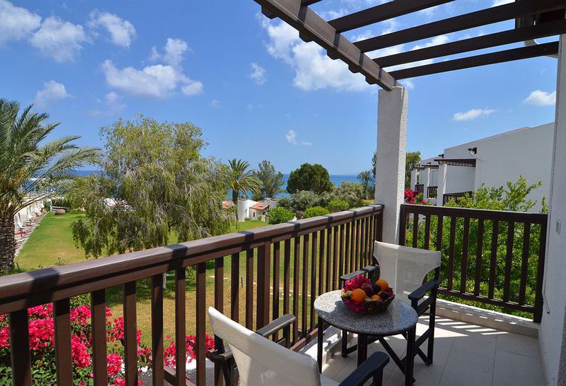 호텔 Latchi Family Resort