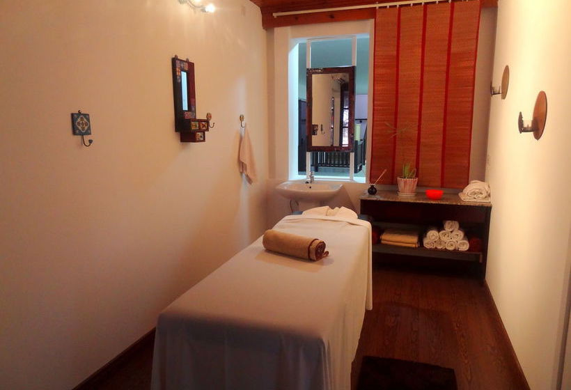 호텔 Latchi Family Resort