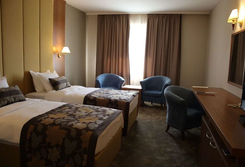 בית מלון כפרי Golden Tulip Varna