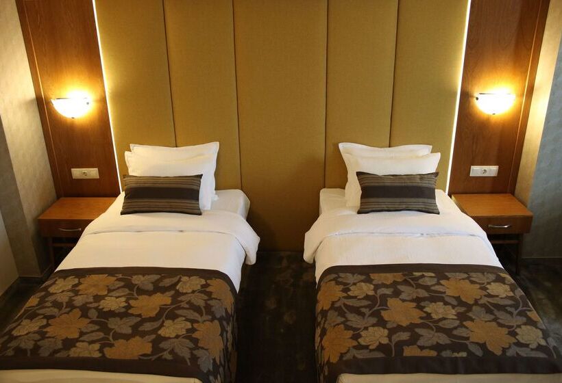 בית מלון כפרי Golden Tulip Varna