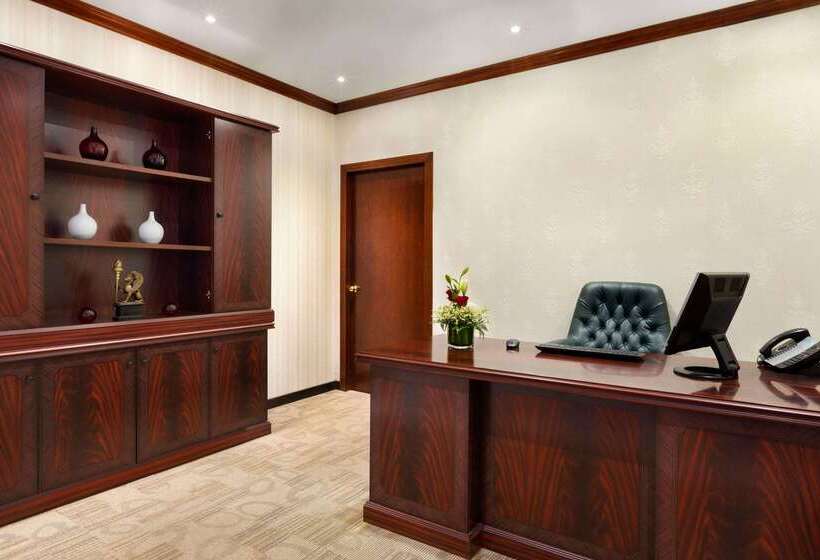 هتل Hawthorn Suites By Wyndham Al Khobar