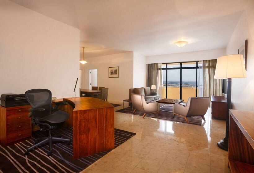 בית מלון כפרי Hilton Colombo Residence