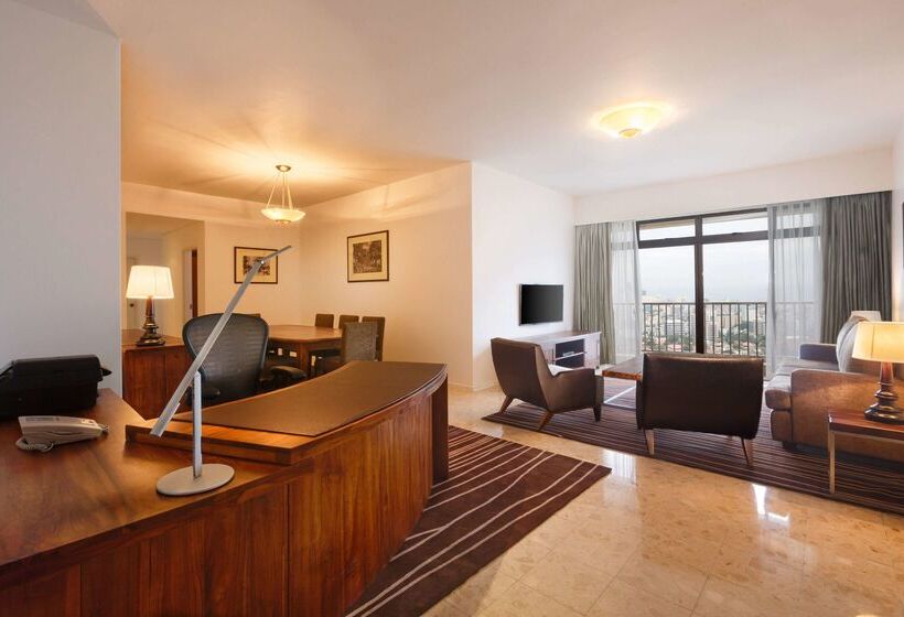 בית מלון כפרי Hilton Colombo Residence