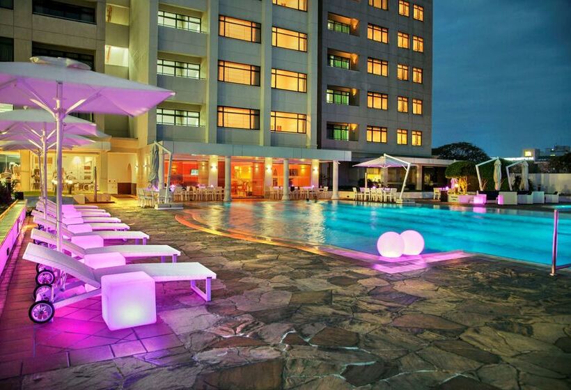 בית מלון כפרי Hilton Colombo Residence