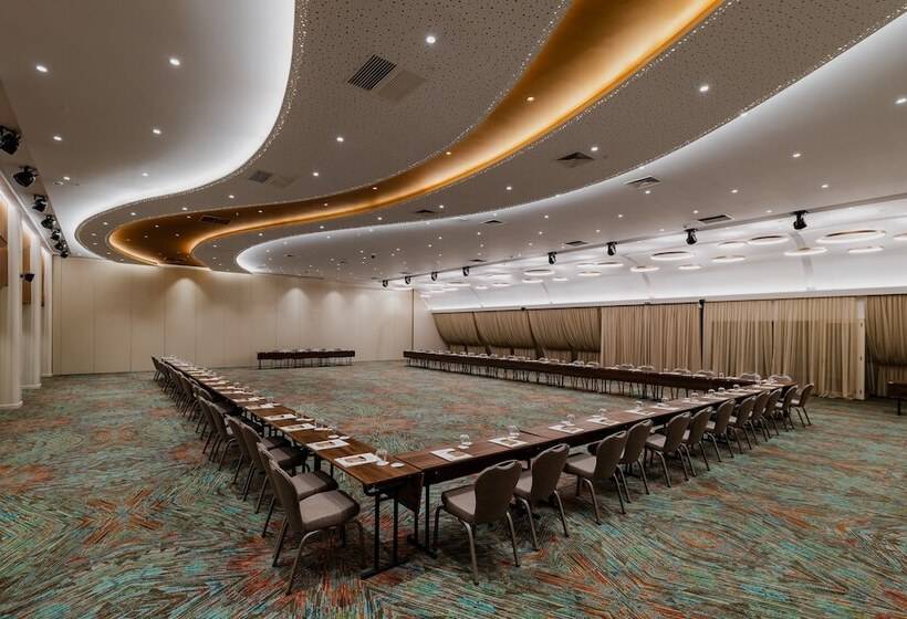 هتل Holiday Inn Skopje, An Ihg