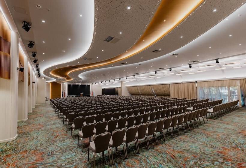 هتل Holiday Inn Skopje, An Ihg