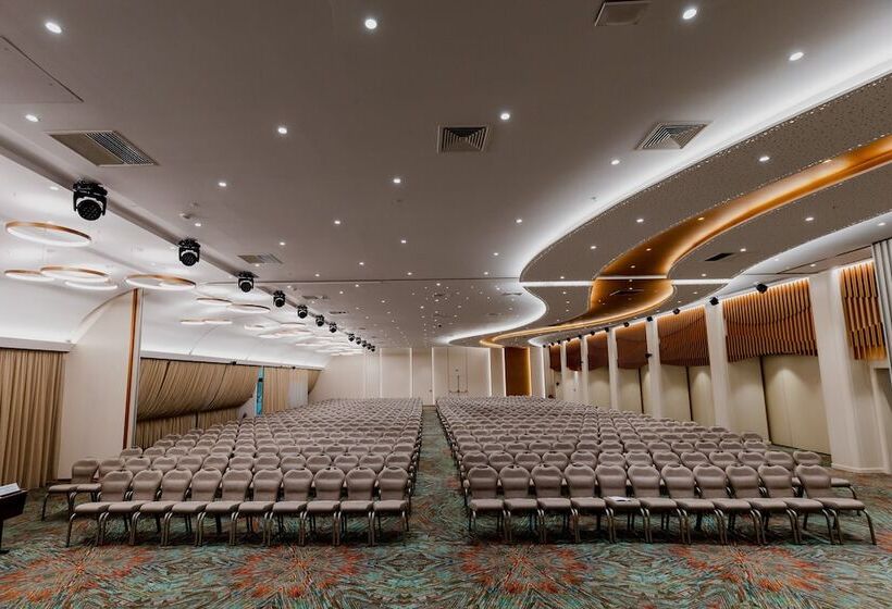 هتل Holiday Inn Skopje, An Ihg