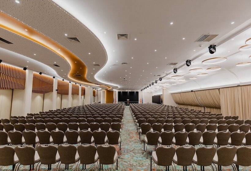 هتل Holiday Inn Skopje, An Ihg