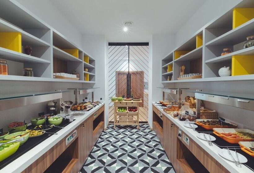 هتل Holiday Inn Skopje, An Ihg