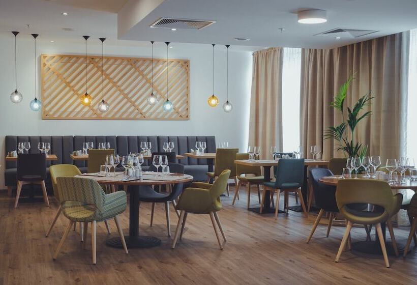 هتل Holiday Inn Skopje, An Ihg