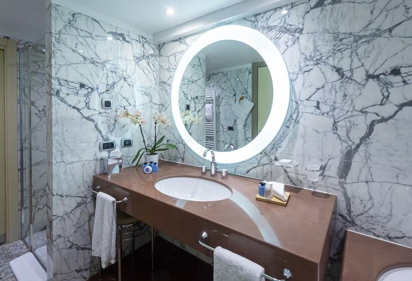 فندق Port Palace