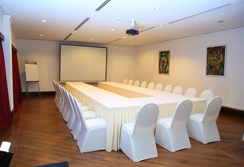 Отель Taj Bentota Resort & Spa