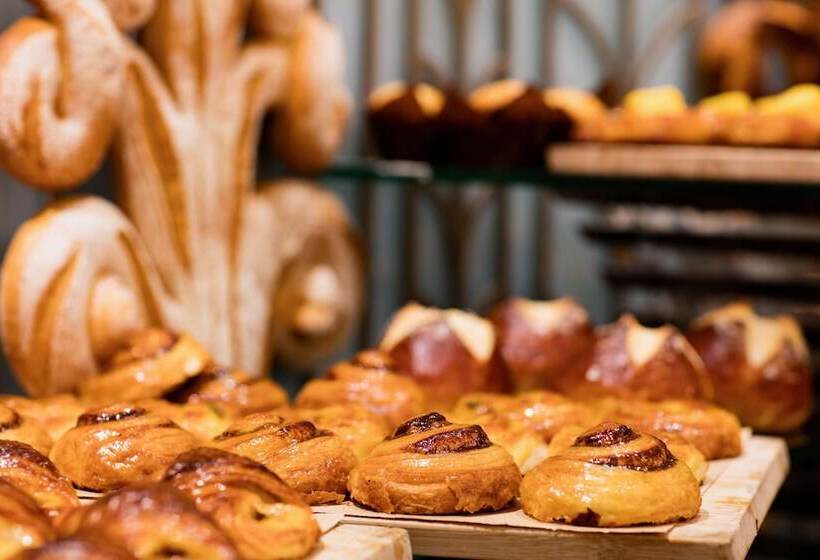 The Diplomat Radisson Blu Hotel Residence & Spa