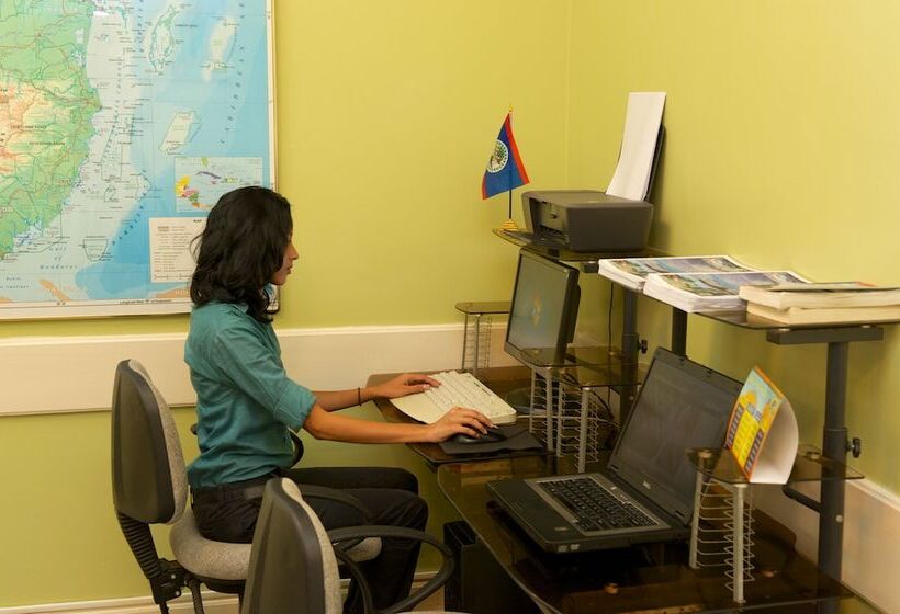 בית מלון כפרי The Great House Inn