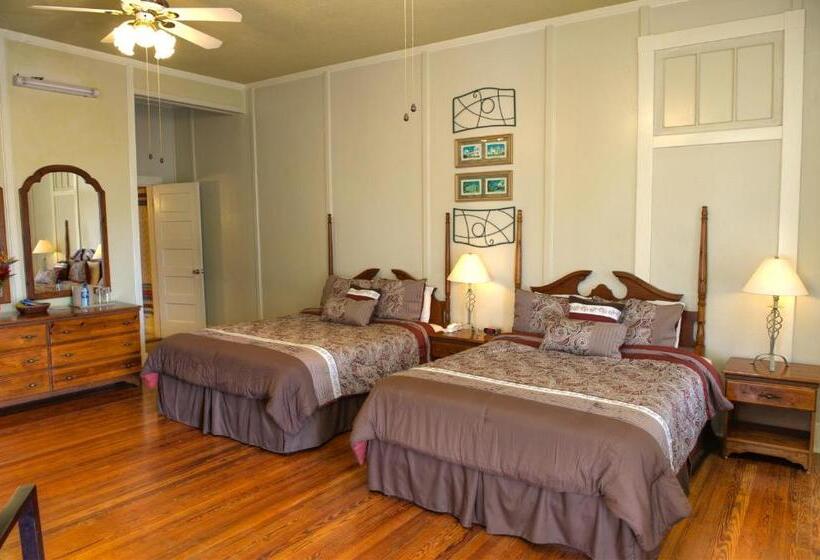 בית מלון כפרי The Great House Inn