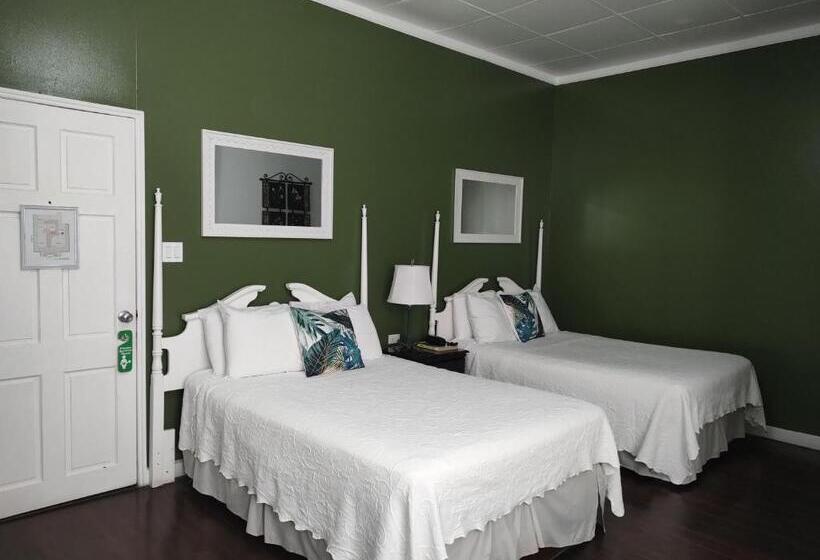 בית מלון כפרי The Great House Inn