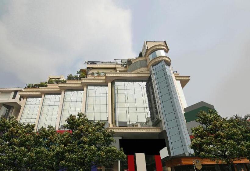 Отель Monarch Brigade Road