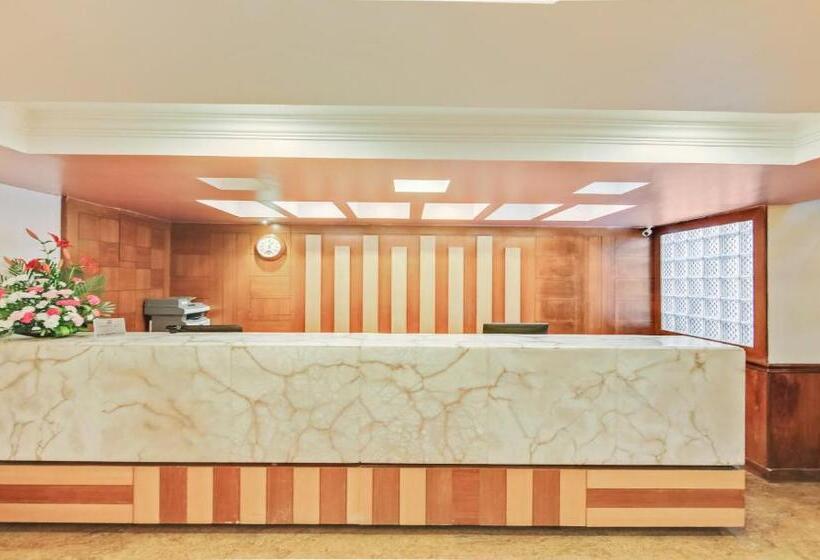 Отель Monarch Brigade Road