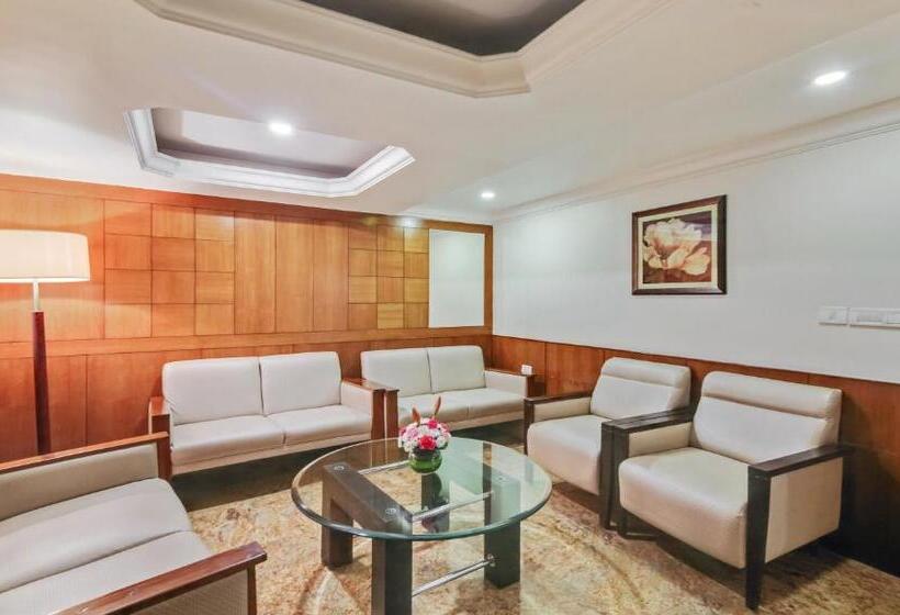 Отель Monarch Brigade Road