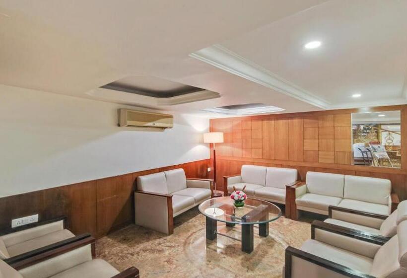 Отель Monarch Brigade Road