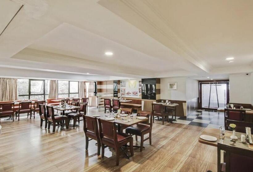 Отель Monarch Brigade Road