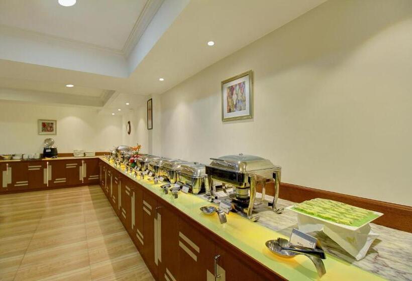 Отель Monarch Brigade Road