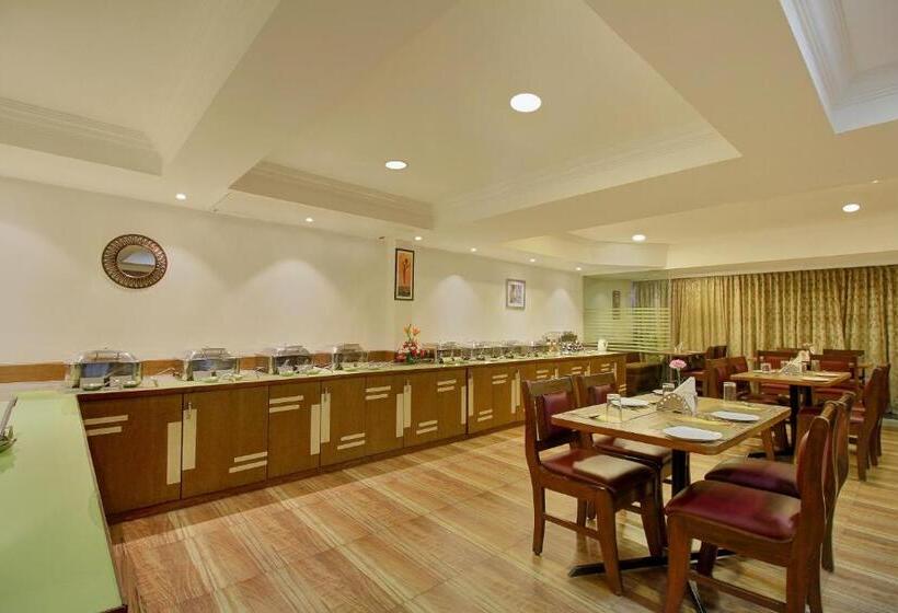 Отель Monarch Brigade Road