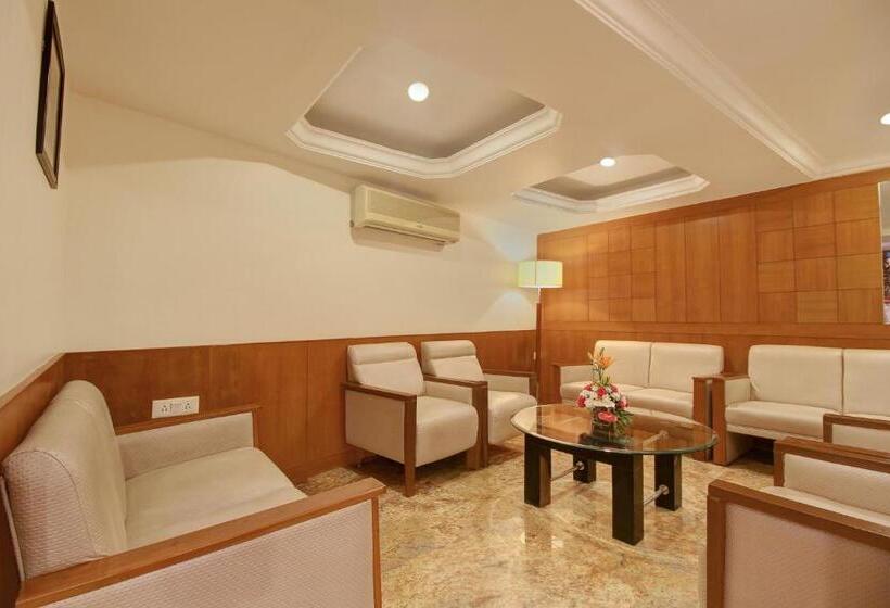 Отель Monarch Brigade Road