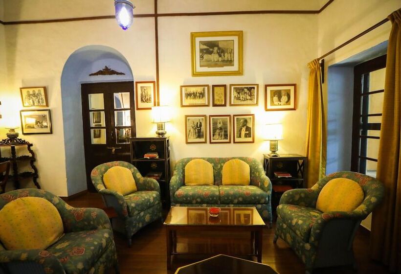 호텔 Welcomheritage Connaught House