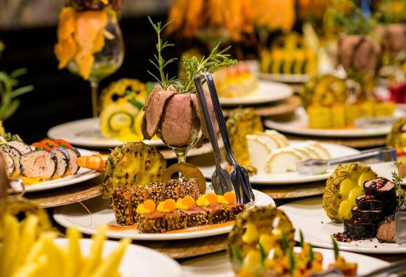 The Palace Hotel, Sunny Day