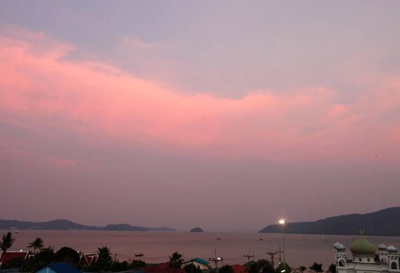 Hotel Raya Rawai Place