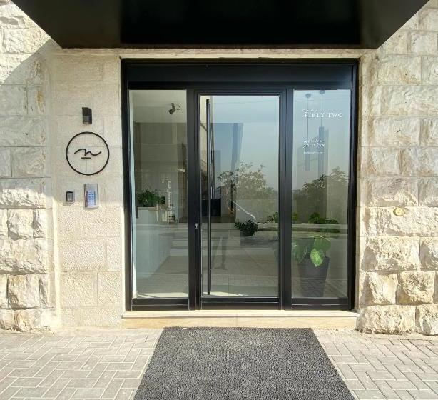 تختخواب و صبحانه Nu Fifty Two