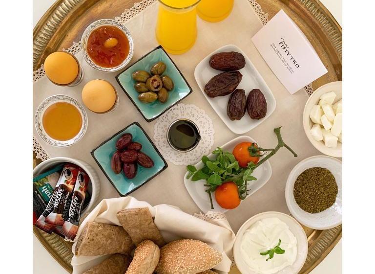 تختخواب و صبحانه Nu Fifty Two