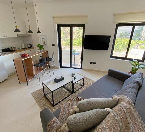 تختخواب و صبحانه Nu Fifty Two